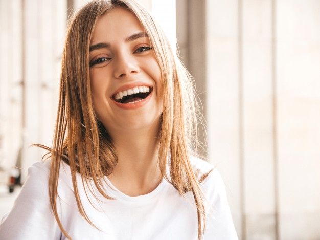 carillas dentales en mujer