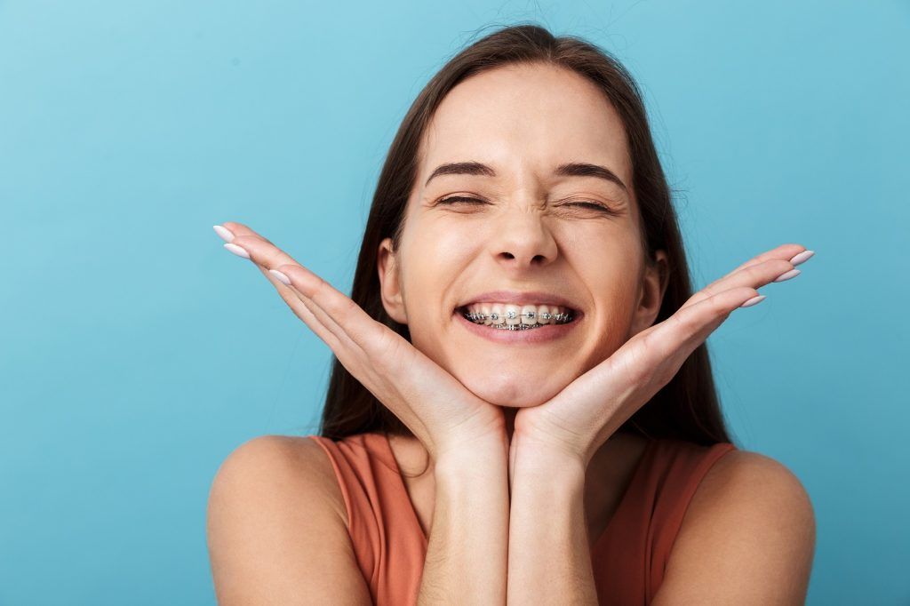 mujer con brackets