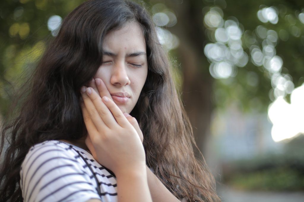 mujer con dolor de muela
