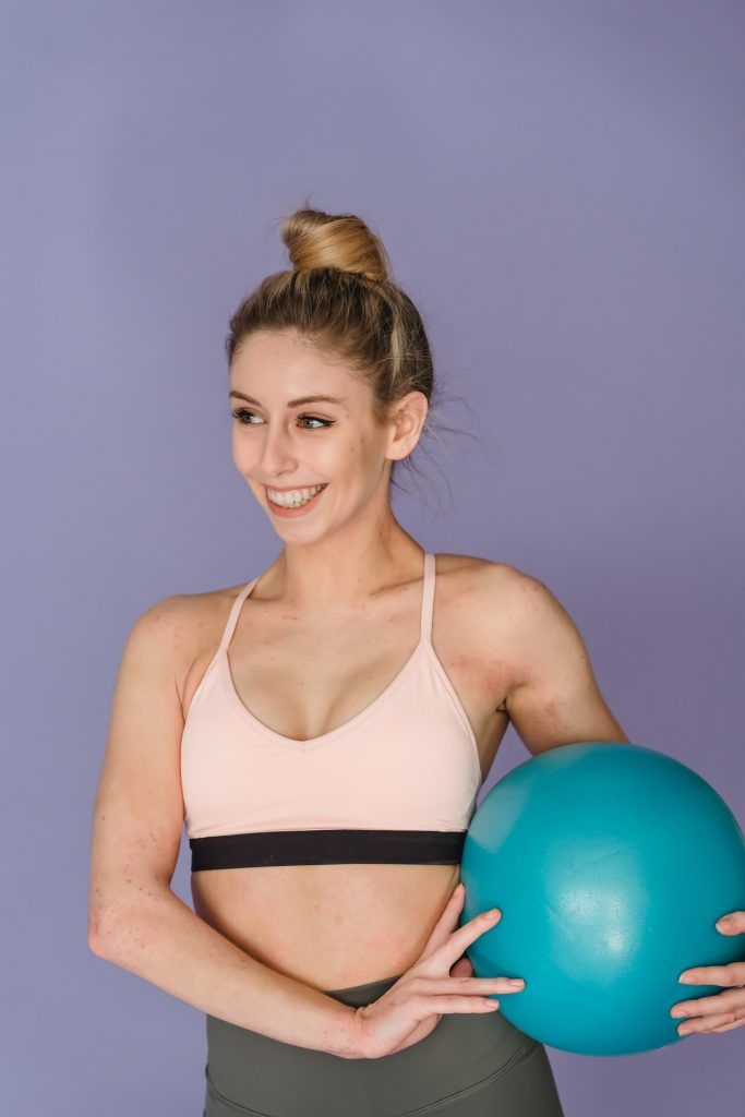 deportista sujetando un balón